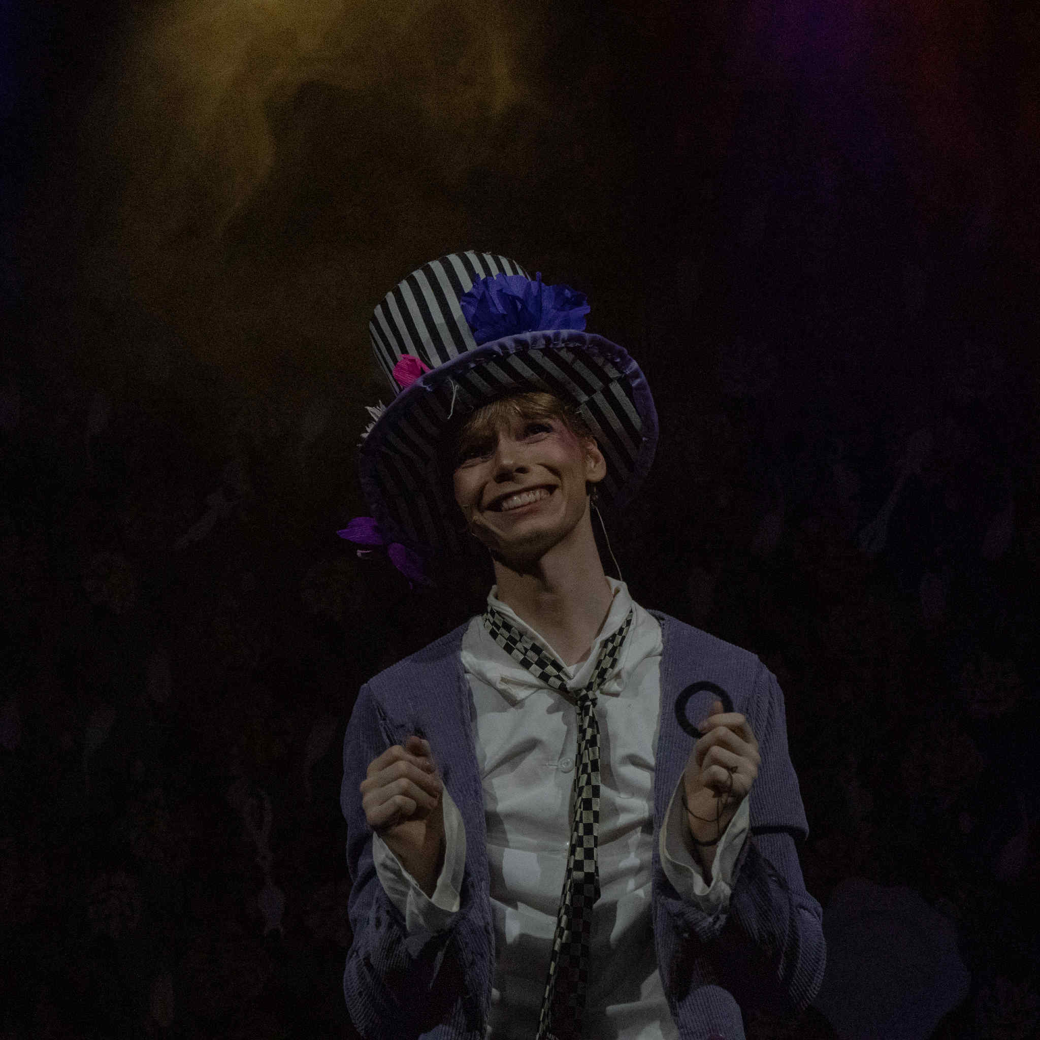 Hattemageren smiler skørt